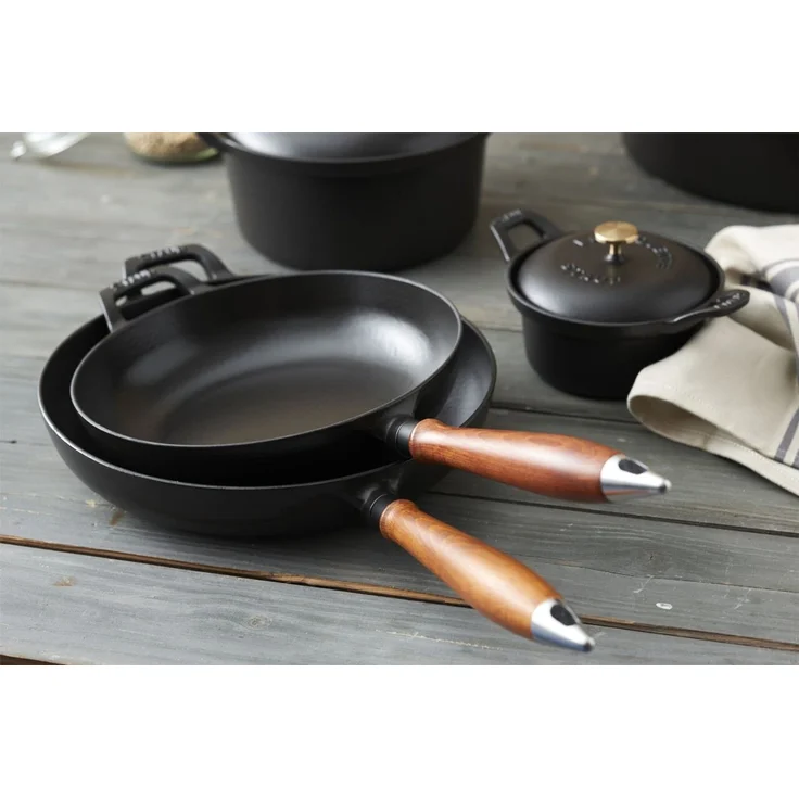 Staub Staub Gusseiserne Bratpfanne mit Holzgriff 24 cm – Bild 2