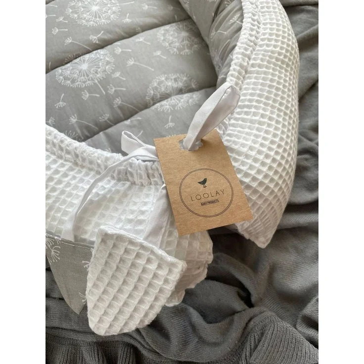 Loolay Bettnestchen WAFFELPIQUE Baumwolle BABYNEST Babykokon Neugeborene Babyausstattung, (Reisebett Nestchen SOLO/ o. in Geschenk SETS, 1-tlg, 4 Jahreszeiten WAFFELSTOFF - Design: Pustelblume Grau/ WAFFEL Weiß), 100% Europäische Stoffe und Kleinserien... – Bild 4