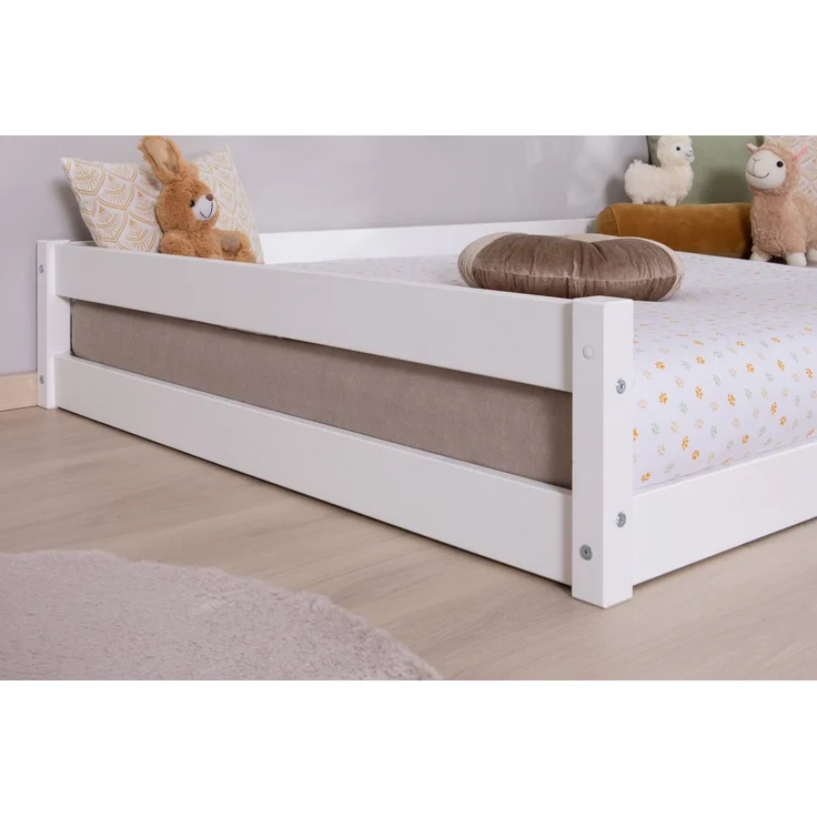 Ticaa Kinderbett Emi Hausbett Bodenbett mit Rausfallschutz 150kg (aus Kiefer Massivholz), inkl. stabilem Roll-Lattenrost, Weiß – Bild 3