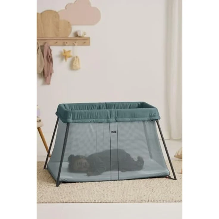BabyBjörn Reisebett Light mit Spannbetttuch, Dunkelgrün/Baumwolle, Weiß, 1. 0 Count – Bild 6