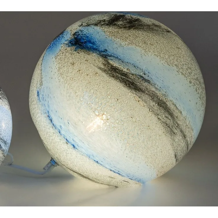 Formano Kugellampe LUXOR Glas Marmor Design 29 x 29cm Tischlampe aus weißem Glas mit farbigem Dekor – E14 Fassung – stilvolle Ambientebeleuchtung für Wohnzimmer, Schlafzimmer & Flur