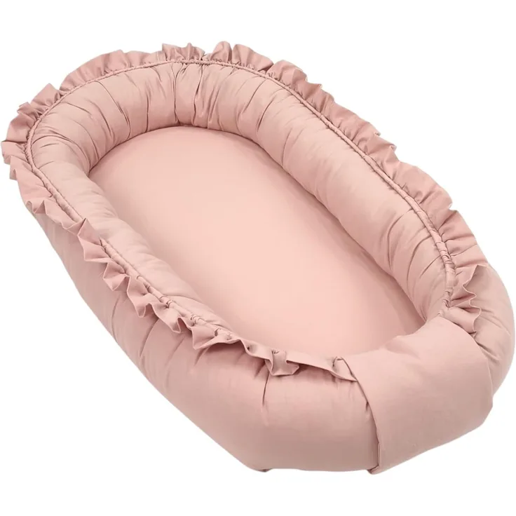 WIKLINOPOL Babynest Set für Neugeborene – Baby Nestchen 85x45 cm in Rosa mit Rüschen – Tragbares Babynest mit Matratze – Waschbares Baby Nestchen aus 100 % Baumwolle – Sicher für Zuhause & Reisen