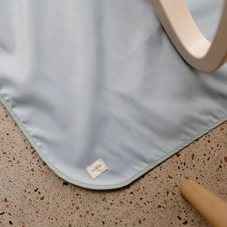 Mushie Spritzmatte Bodenschutzmatte für Baby | Wasserdichte & Maschinenwaschbare Matte für Hochstuhl | 108x108 cm | Leicht, Langlebig & BPA-frei Splat Mat | Perfekt für Essensbereich (Tradewinds) – Bild 8