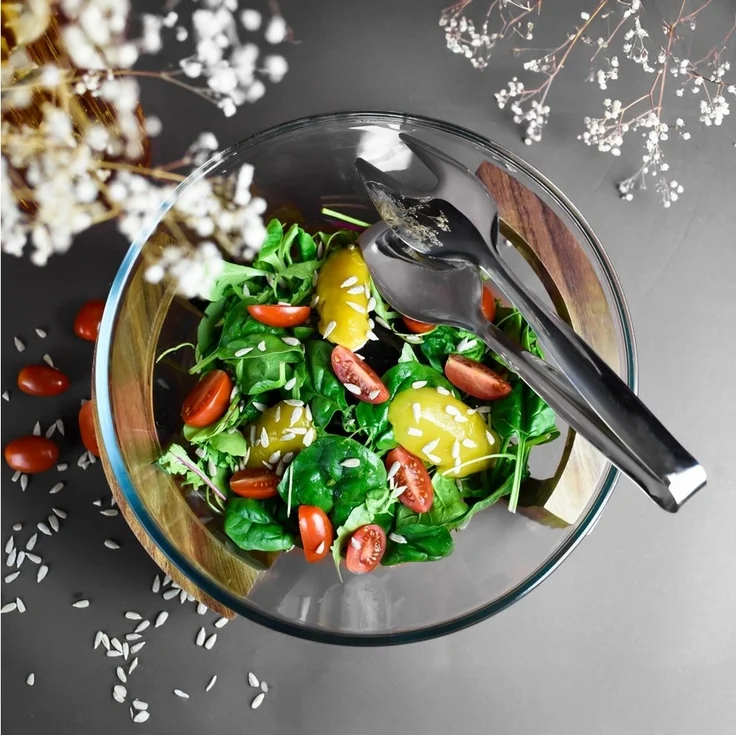 Elegantes 3-teiliges Salatschalenset aus Glas mit Salatbesteck auf Holz-Gestell – Bild 2