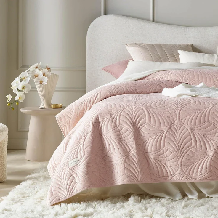 ROOM99 Feel Elegante Tagesdecke in Puderrosa 170x210 cm Vielseitige Wohndecke Bettüberwurf oder Sofaüberwurf Überwurfdecke für Bett und Sofa Steppdecke Stil Ideal als Bedspread Velvet Samt – Bild 1