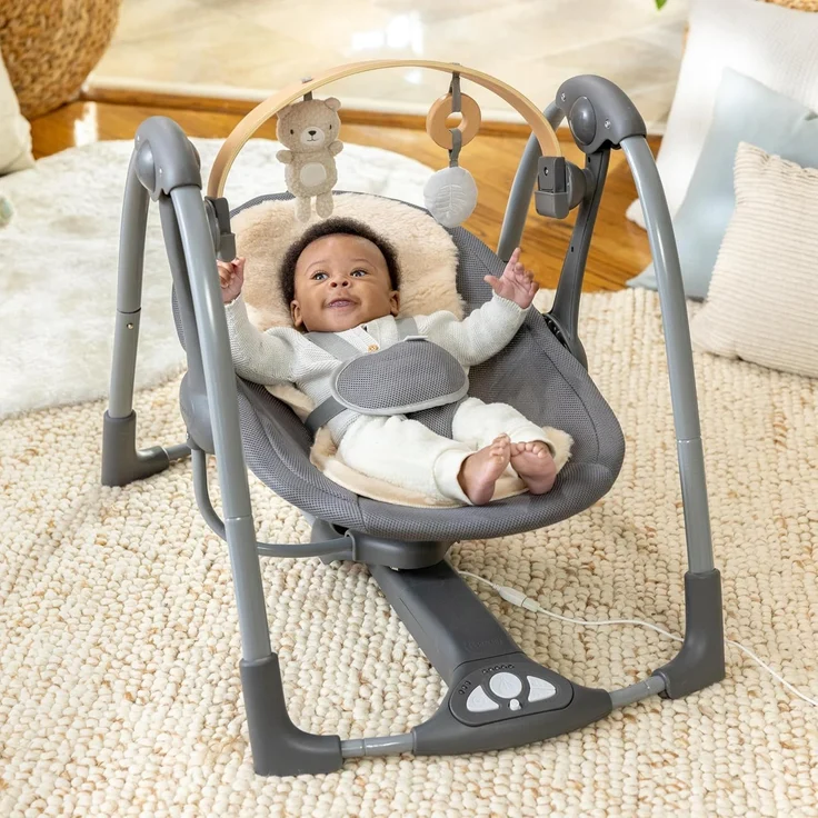 Ingenuity Every Season Swing 'n Go Tragbare Schaukel - Khlende und wrmende Stoffe, abnehmbare nachhaltige Spielzeugstange aus Holz, 2 Spielzeuge, Musik, motorisierte, fr 0-9 Monate, Grau - Wesley – Bild 4