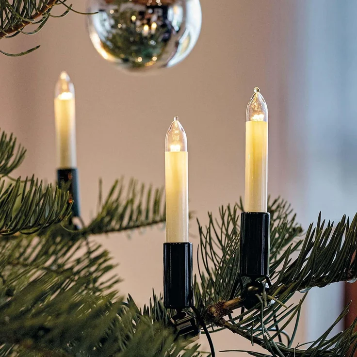 Hellum LED Lichterkette Weihnachtsbaum Made-in-Germany Christbaumbeleuchtung Kerzen Lichterkette innen mit Clip, 15 warm-weiße LED, beleuchtete 980 cm, Kabel grün, für Innen mit Stecker 801545