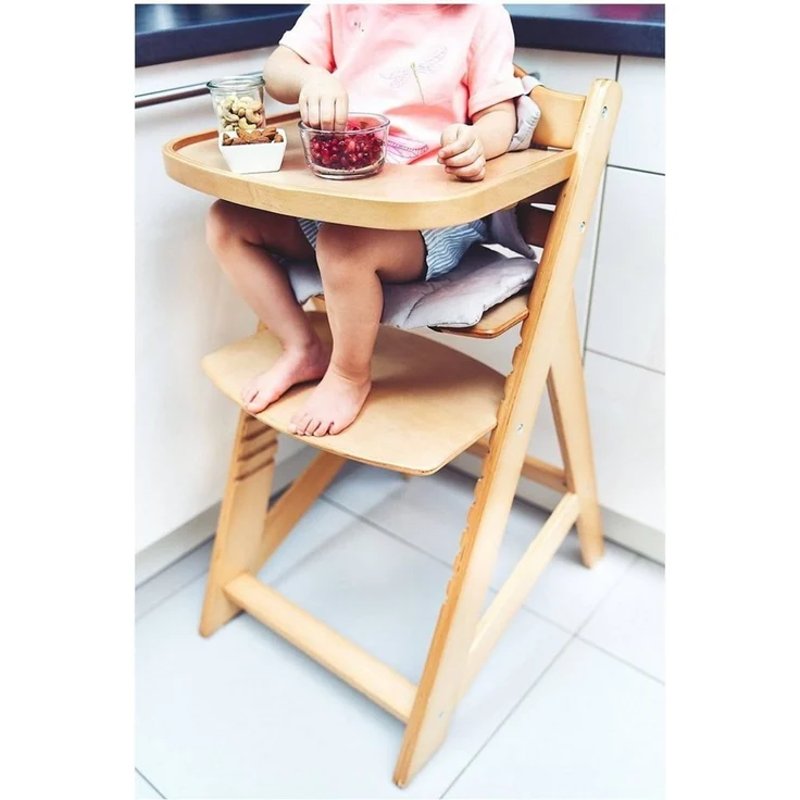 Moby-System Woody Mitwachsender Kinderhochstuhl, Hochstuhl für Kinder, Höhenverstellbar, mit Essbrett und Kissen, 3-Punkt-Sicherheitsgurt, Massivholz, Erle – Bild 4