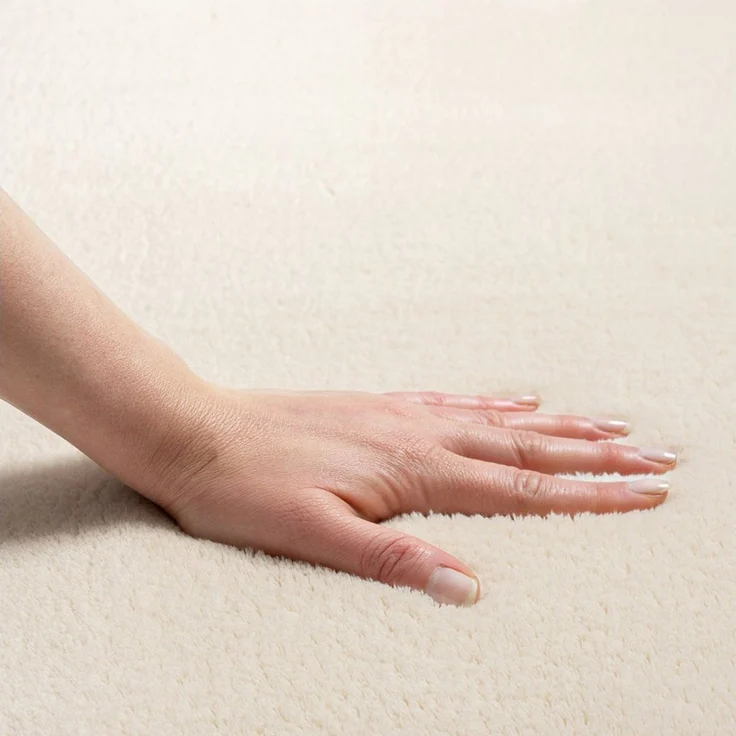 the carpet Relax Moderner Flauschiger Kurzflor Teppich, Anti-Rutsch Unterseite, Waschbar bis 30 Grad, Super Soft, Felloptik, Beige, 200x200 cm Rund – Bild 3