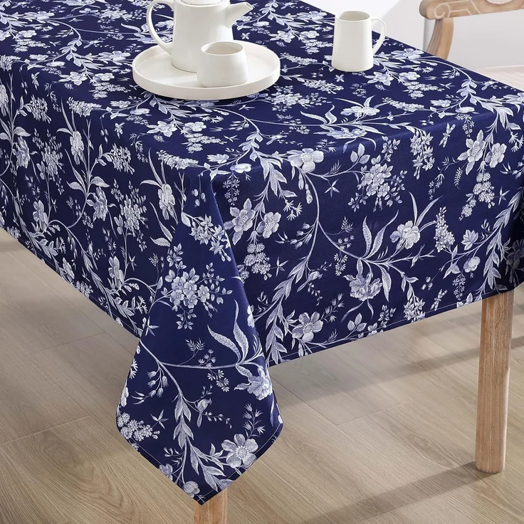Laura Ashley Dekorative Tischdecke, Knitter- und schmutzabweisend, auslaufsicher, wasserabweisend, pflegeleicht, waschbar, Polyestergewebe für Esszimmer, Küche, Urlaub und Party, 152,4x213,4 cm
