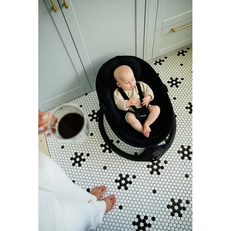 MoMi KENANI ONYX Babywippe für Babys bis 9 kg, mit LED-Display, Fernbedienung & Bluetooth für Smartphone, Batterie- oder Stromanschluss, mit 5-Punkt-Sicherheitsgurt, Bügel und Spielzeug – Bild 20