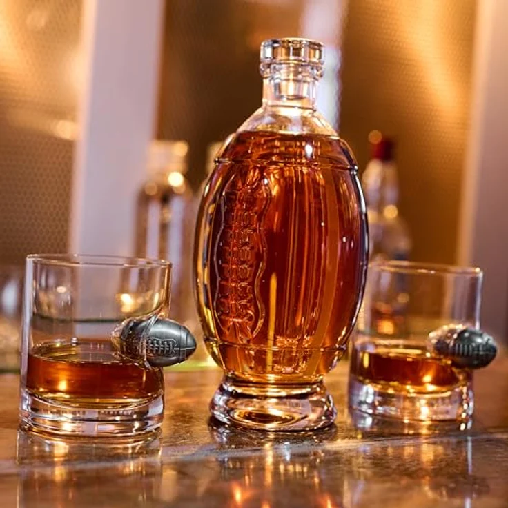 40YARDS Gläser-Set American Football Whisky Set: 2x Whisky Gläser + Dekanter, Glas, Whisky Gläser mit Metall Football + Dekanter in Football Form – Bild 4