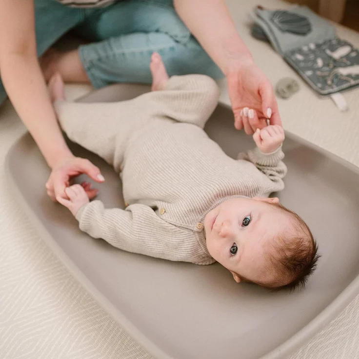 COIL Wickelauflage, Babypflegematte, Wickeltisch, Wickelunterlage, Wickelmulde, leichte Kommodenmatte, EVA-Schaum, Weich, wasserdicht, mit 11 cm hohem Rand, (Grau) – Bild 8