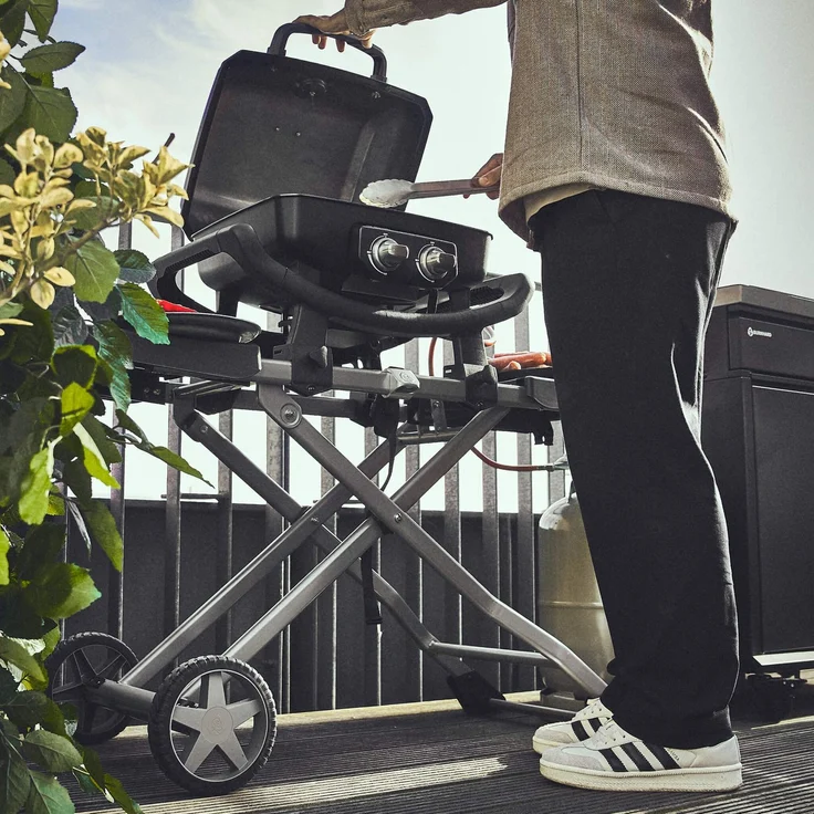 BURNHARD® Tragbarer 2-Brenner Gasgrill WAYNE inkl. Rollwagen, 4,4 kW bis zu 390°C Kompaktgrill mit Aludruckguss Brennkammer inkl. Abdeckhaube, Gusseisen Grillrost, 2 Edelstahlbrenner mit Piezozündung - Multi-Color - #945030 – Bild 7