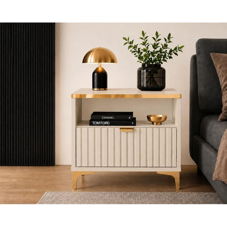 KRISAN MÖBEL Millie Nachttisch mit geriffelter Front Kaschmir und goldenen Metallfüßen 42x45x30 cm in Beige, Gold – Bild 2