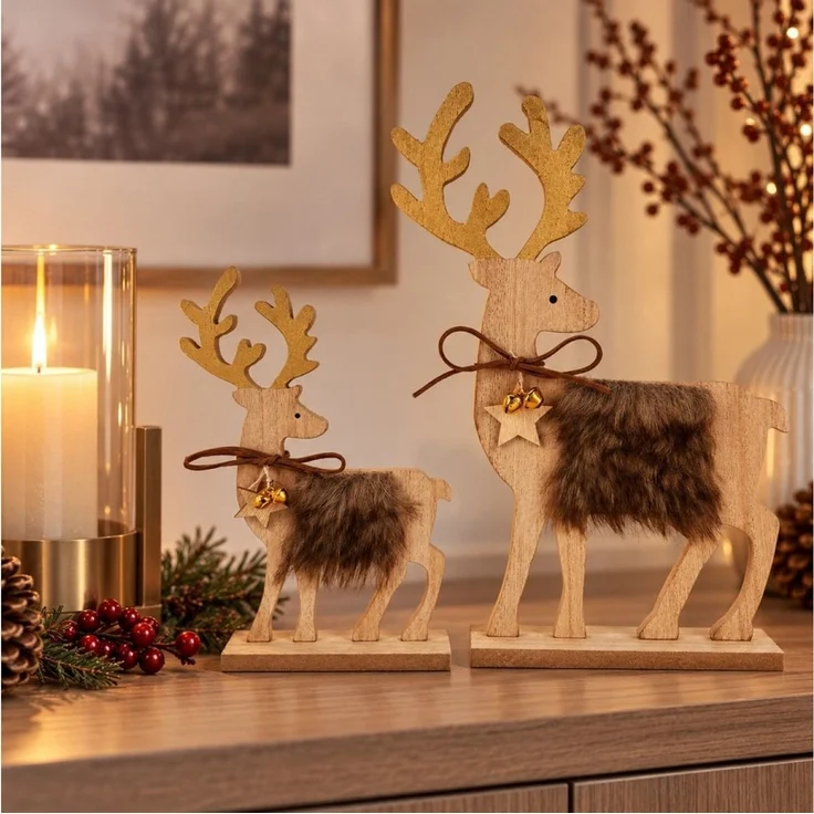 Online-Fuchs Dekofigur 2 Hirsche, Rentiere aus Holz - Deko für Herbst, Winter & Weihnachten (2er Set, mit Fellbesatz, Holzsternen, Glöckchen und Schleife), Dekoration für Sideboard, Regale, Fensterbank oder als Tischdeko – Bild 1