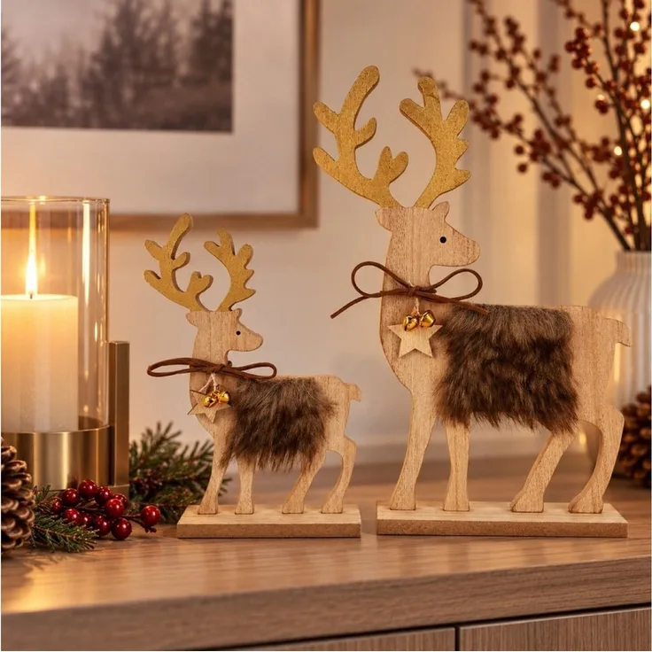 Online-Fuchs Dekofigur 2 Hirsche, Rentiere aus Holz - Deko für Herbst, Winter & Weihnachten (2er Set, mit Fellbesatz, Holzsternen, Glöckchen und Schleife), Dekoration für Sideboard, Regale, Fensterbank oder als Tischdeko