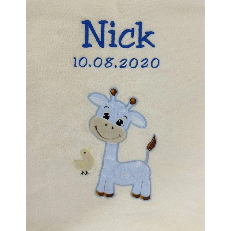 KIDDI-MEDIA Babydecke mit Name und Geburtsdatum Bestickt/kuschelig weich / 1A Qualität (Beige - Giraffe Hellblau)