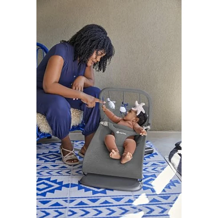 Ergobaby Evolve Bouncer Spielbogen, Zubehör für die Ergobaby 3-in-1 Babywippe Babyschaukel für Neugeborene ab Geburt, Ocean Wonders - Charcoal – Bild 3