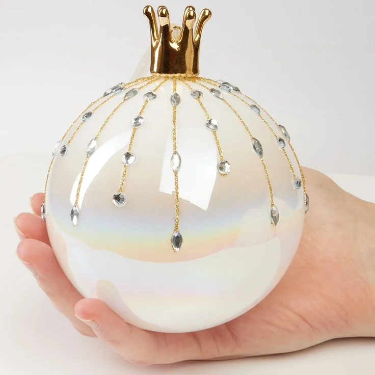BRUBAKER Weihnachtsbaumkugel Premium Weihnachtskugel in Perlmutt Farbe - 10 cm Baumkugel aus Glas (1 St), Handarbeit - Christbaumschmuck mit Porzellan Figur Schwan oder Krone – Bild 3