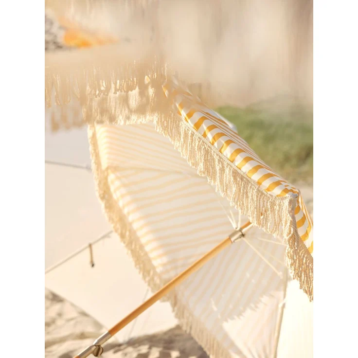 Sonnenschirm Gatsby von Brafab aus Polycotton und Buchenholz, rund, Gelb Weiß, klappbar mit Tragetasche – Bild 11