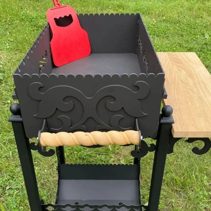 Mangal-Grill Vostichnij mit Eichenholzablage – in Schwarz – Bild 6
