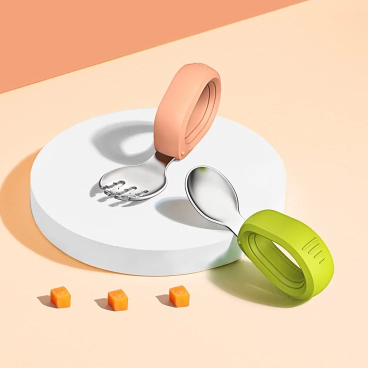 ABC Babygeschirr-Set aus Edelstahl 304, bestehend aus Babylöffel und -gabel, Silikon-Löffel- und -Gabelset mit kurzem Griff und Aufbewahrungsbox – Grün + Rosa – Bild 1