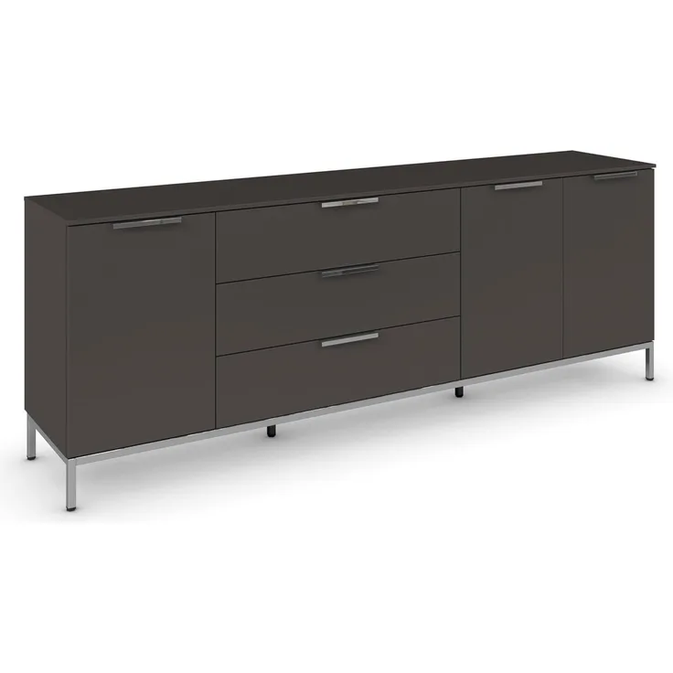 Rauch Möbel Flipp, Nachttisch für Schlafzimmer, Flur, Garderobe, 3-türig, 3 Schubladen, mit Softclose-Funktion, Griffe und Metallkufe Chrom, Farbe Graphit, Schwarz, Breite 199 cm