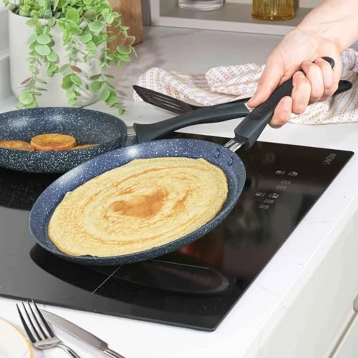 Russell Hobbs RH03409EU7 Nightfall Stone Crepe Pfannkuchenpfanne – Antihaftpfanne mit flacher Pfanne, 25 cm, Induktionskochfeld geeignet, für Ei, Dosa, Omelette, Roti, Kaltgriff, Spülmaschinenfest – Bild 9