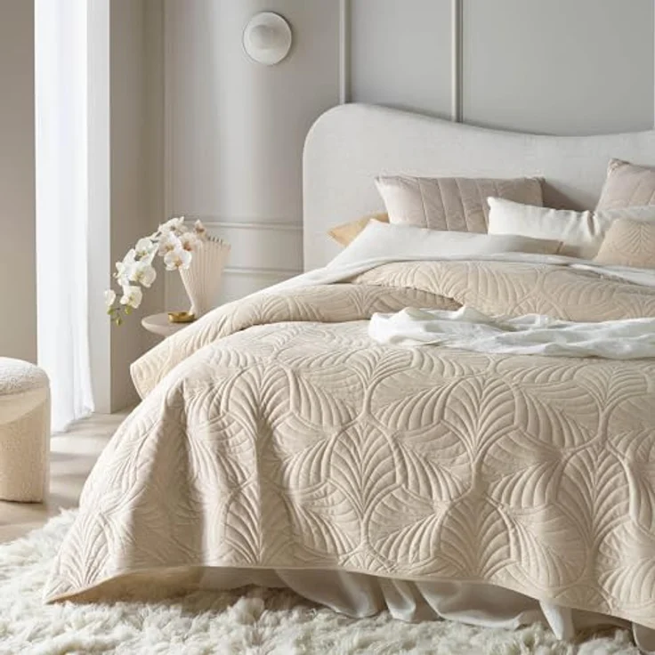 ROOM99 Feel Elegante Tagesdecke in Creme 240x260 cm Vielseitige Wohndecke als Bettüberwurf oder Sofaüberwurf Überwurfdecke für Bett und Sofa Steppdecke Stil Ideal als Bedspread Velvet Samt – Bild 4