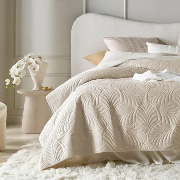 ROOM99 Feel Elegante Tagesdecke in Creme 240x260 cm Vielseitige Wohndecke als Bettüberwurf oder Sofaüberwurf Überwurfdecke für Bett und Sofa Steppdecke Stil Ideal als Bedspread Velvet Samt – Bild 2