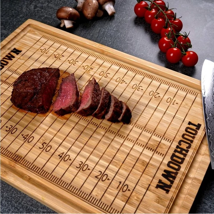 40YARDS Schneidebrett American Football Schneidebrett mit eingraviertem Football Spielfeld, Bambus Holz, (1-St), (38 x 25 x 2 cm) - mit Saftrille für Fleisch & Gemüse – Bild 1