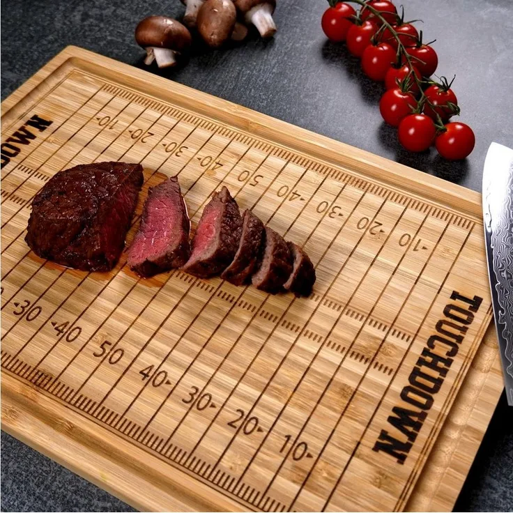 40YARDS Schneidebrett American Football Schneidebrett mit eingraviertem Football Spielfeld, Bambus Holz, (1-St), (38 x 25 x 2 cm) - mit Saftrille für Fleisch & Gemüse