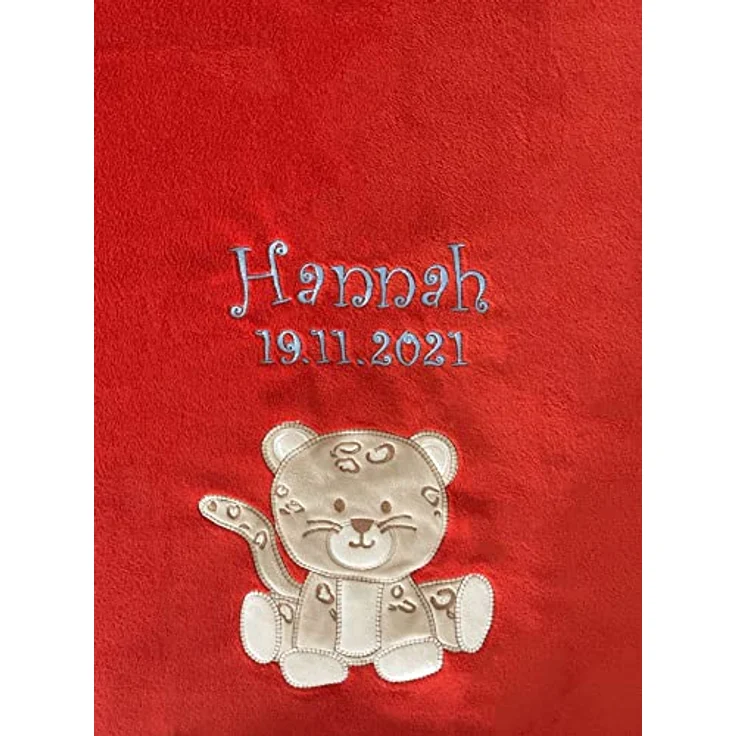 KIDDI-MEDIA Babydecke mit Name und Geburtsdatum Bestickt/kuschelig weich / 1A Qualität (Rot - Leopard) – Bild 2