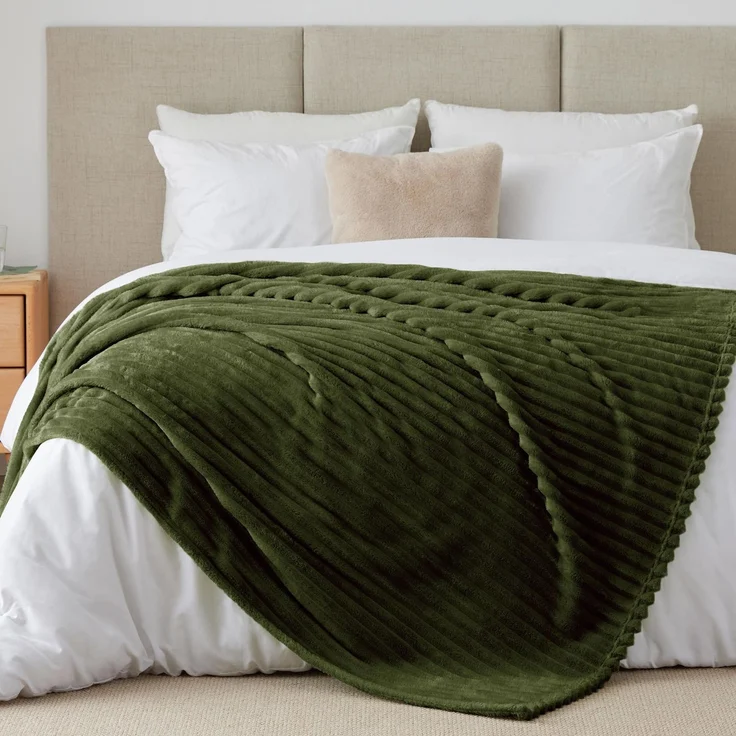 BEDELITE Kuscheldecke Flauschig Decke Groß - weiche Flanell Decken Olivgrün 220x240 für Bett, Deko Streifen Cord Fleecedecke als Tagesdecke für Schlafzimmer, XXL Blanket Wide Use