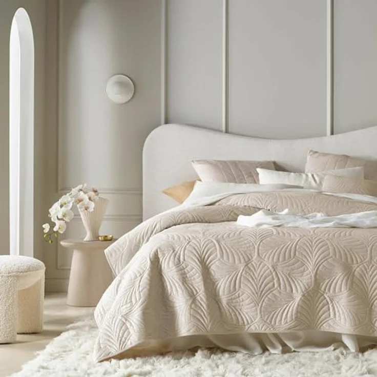 ROOM99 Feel Elegante Tagesdecke in Creme 240x260 cm Vielseitige Wohndecke als Bettüberwurf oder Sofaüberwurf Überwurfdecke für Bett und Sofa Steppdecke Stil Ideal als Bedspread Velvet Samt – Bild 3