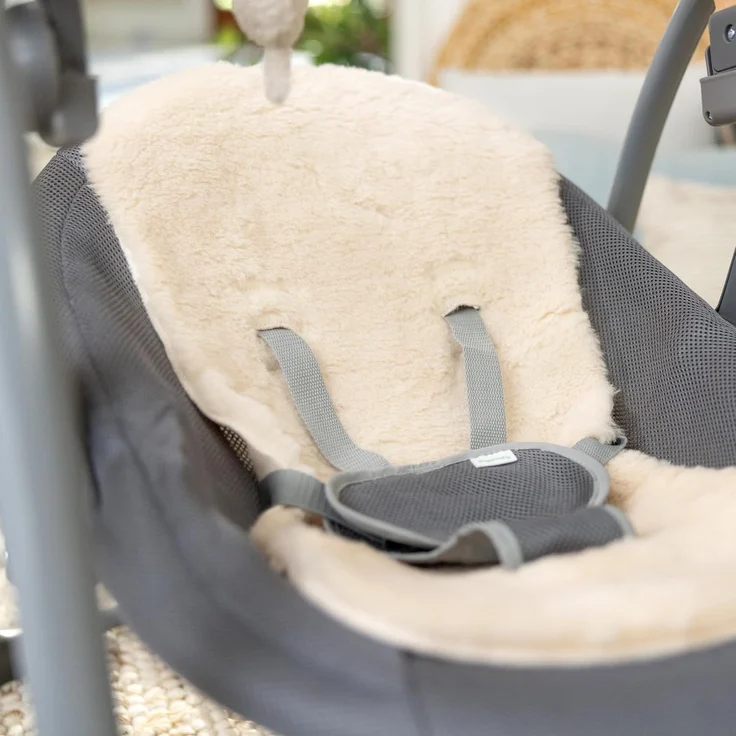 Ingenuity Every Season Swing 'n Go Tragbare Schaukel - Khlende und wrmende Stoffe, abnehmbare nachhaltige Spielzeugstange aus Holz, 2 Spielzeuge, Musik, motorisierte, fr 0-9 Monate, Grau - Wesley – Bild 2