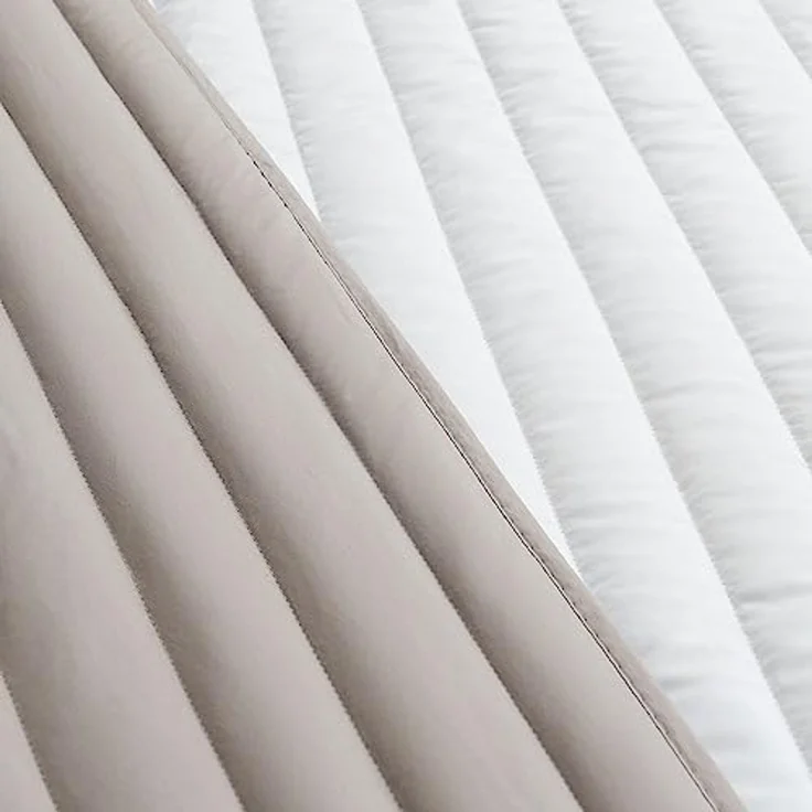 SEI Design Bettüberwurf Wende-Tagesdecke Royal Ambience 240x220 taupe hell/weiß, Wendefunktion – Bild 3