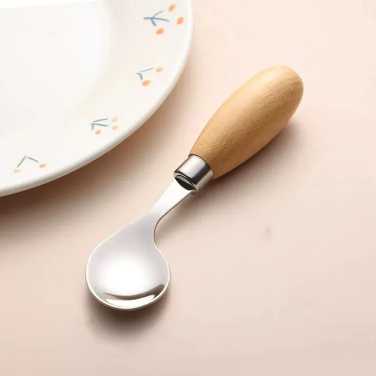 ABC Babygeschirrset, bestehend aus einer Gabel mit Holzgriff und einem gebogenen Löffel – Bild 2