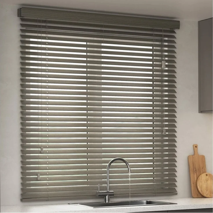 Victoria M. Jalousie KAYA Jalousie in Holzoptik 35 mm, 70x130 cm, holzdunkel strukturiert, mit Bohrenohne Bohren, freihängend, 35 mm, Individuelle Lichtregulierung – Bild 1