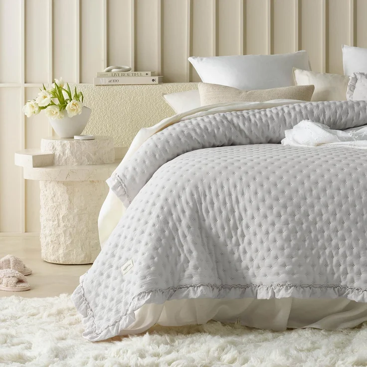 ROOM99 Molly Elegante Tagesdecke in Hellgrau 240x260 cm Vielseitige Wohndecke als Bettüberwurf oder Sofaüberwurf Überwurfdecke für Bett und Sofa Steppdecke Stil Ideal als Bedspread – Bild 1