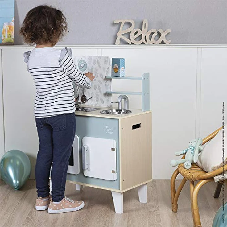 Janod - Küche ‘Plume’ - Kinderküche aus Holz mit Backofen, Edelstahlspüle, Schrank, Induktionskochplatten und Uhr - Spielküche mit 5 Zubehörteilen - Ab 3 Jahren, J06608 – Bild 6
