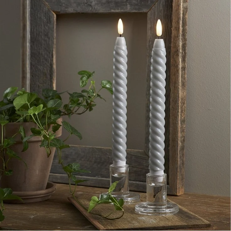 Gedrehte LED Stabkerzen ,Flamme Swirl', 2 Stck, Echtwachs, Batterie, Timer, grau – Bild 1