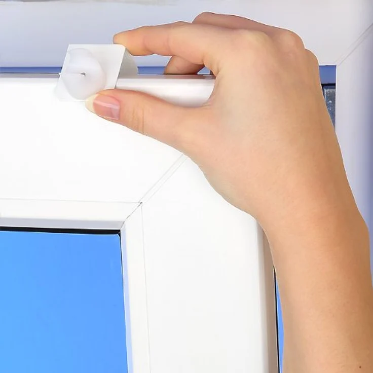 dekondo Klemmstange Gardinenstange "Basic" Klick-fix, weiß, ausziehbar, Fensterhaken klemmbar. Einklicken der Gardinenstange, inkl. Fensterhaken für einen Klemmbereich von 15-20 mm – Bild 4