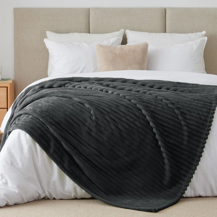 BEDELITE Kuscheldecke Flauschig Decke Extra Groß - weiche Flanell Decken Anthrazit 230x270 für Bett, Deko Streifen Cord Fleecedecke als Tagesdecke für Schlafzimmer, King Blanket Wide Use
