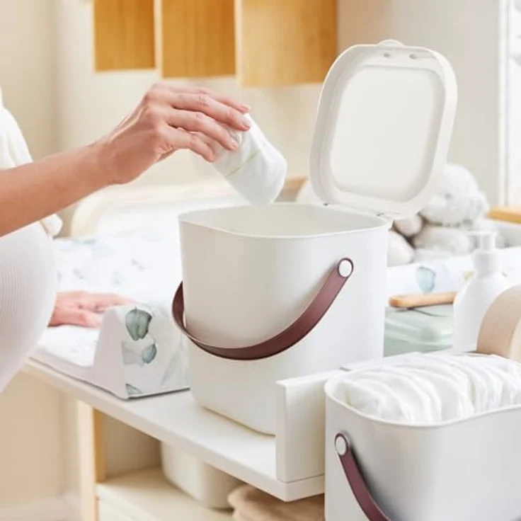 Rotho Babydesign Mini-Windelsammler YUMA - aus recyceltem Kunststoff, hygienisch & umweltfreundlich – mit Deckel & Tragegriff, weiss, 6 Liter – Bild 3