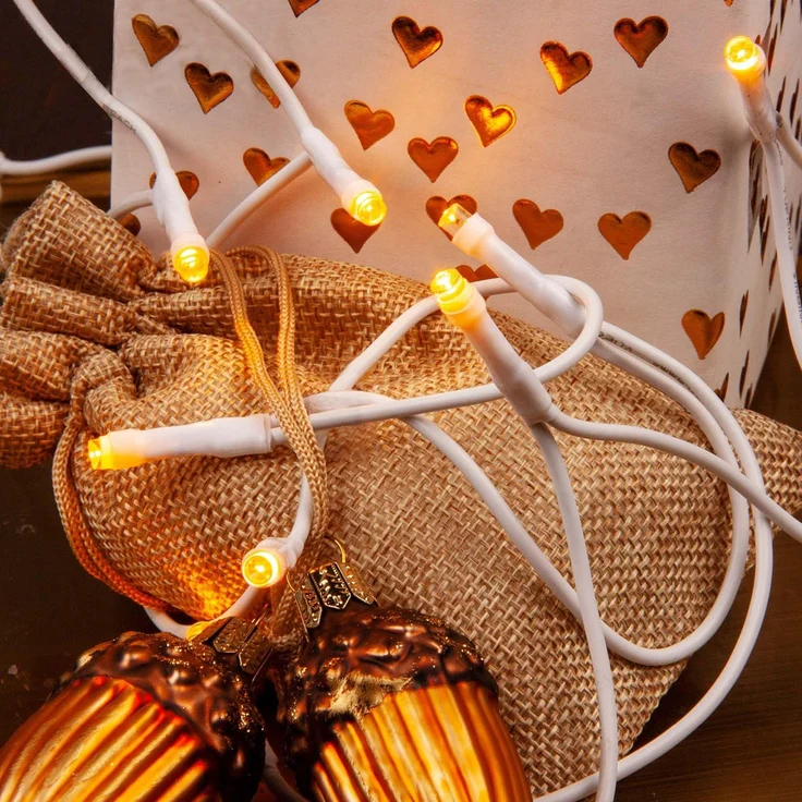 hellum 50-tlg. LED Lichterkette innen mit Stecker, Lichterkette innen 50 warmweiße LED, mit Stecker und weißem Kabel, beleuchtet 7,35 m < 59 lm 151695