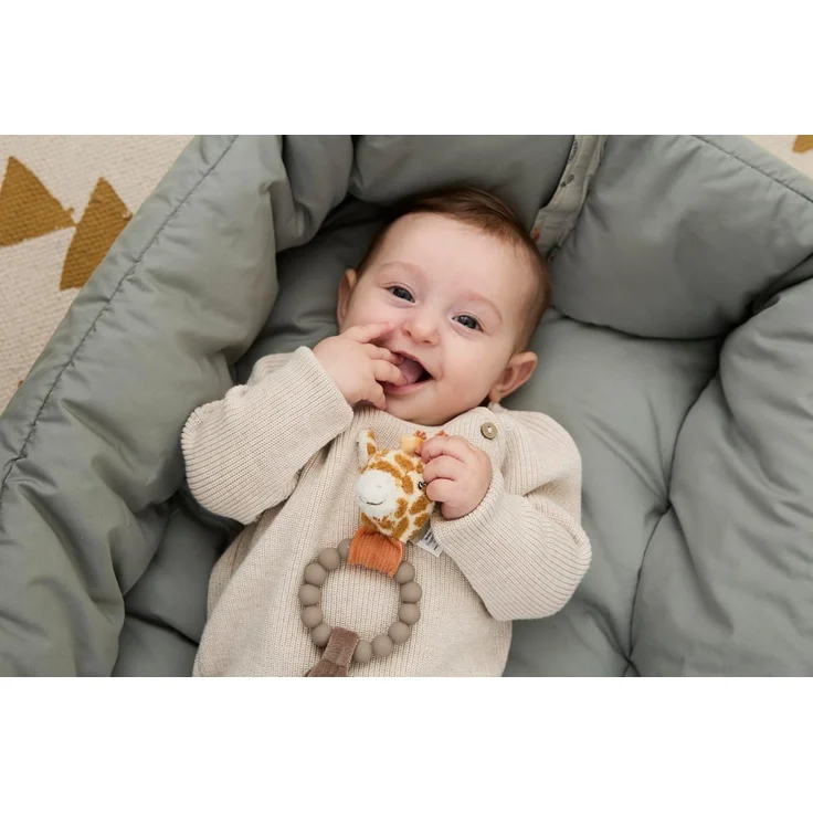 Sterntaler Babynest Giraffe & Löwe – Weiches Kuschelnest aus Baumwoll-Mischgewebe – Beidseitig nutzbar & wandelbar zur Krabbeldecke – Mit Schlaufen für Spielzeug – Baby und Kleinkind Spielzeug, Ocker – Bild 7