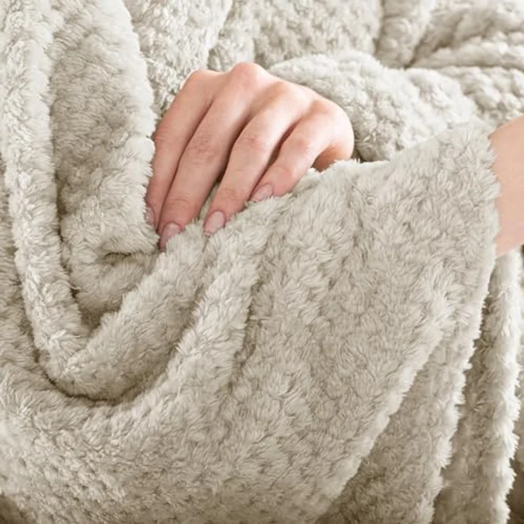 DecoKing Kuscheldecke 70x150 cm Cappuccino Decke Microfaser Wohndecke Tagesdecke Fleece weich sanft kuschelig skandinavischer Stil beige Henry – Bild 7