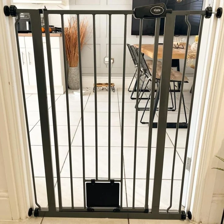 Bettacare Haustiergitter mit Verriegelbarer Katzenklappe, 68.5cm - 75cm, Schiefergrau, 104cm in der Höhe, Extra Hohes Haustier Sicherheitsgitter mit Katzenklappe, Einfache Installation – Bild 6